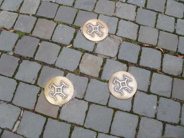 Die Initialen Karls des Großen sind an mehreren Plätzen in Aachen zu finden